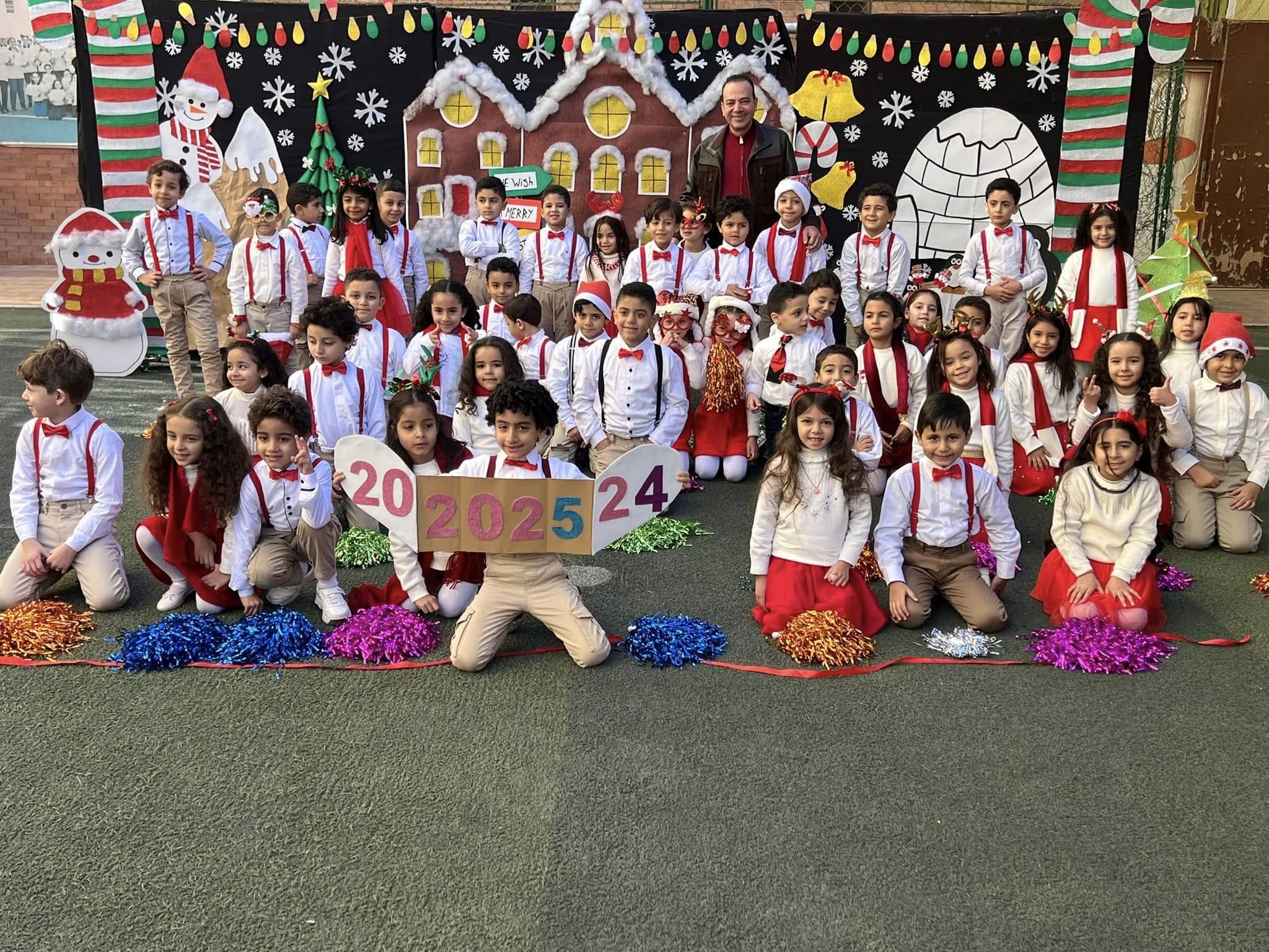 يحتفل رئيس مجلس ادارة ستارز سكول د. هيثم سيد فتح الباب مع طلاب ومدرسين وإدارة المدرسة بالسنة الجديدة 